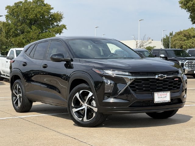 Used 2025 Chevrolet Trax RS w/ Driver Confidence Package FWD image 2