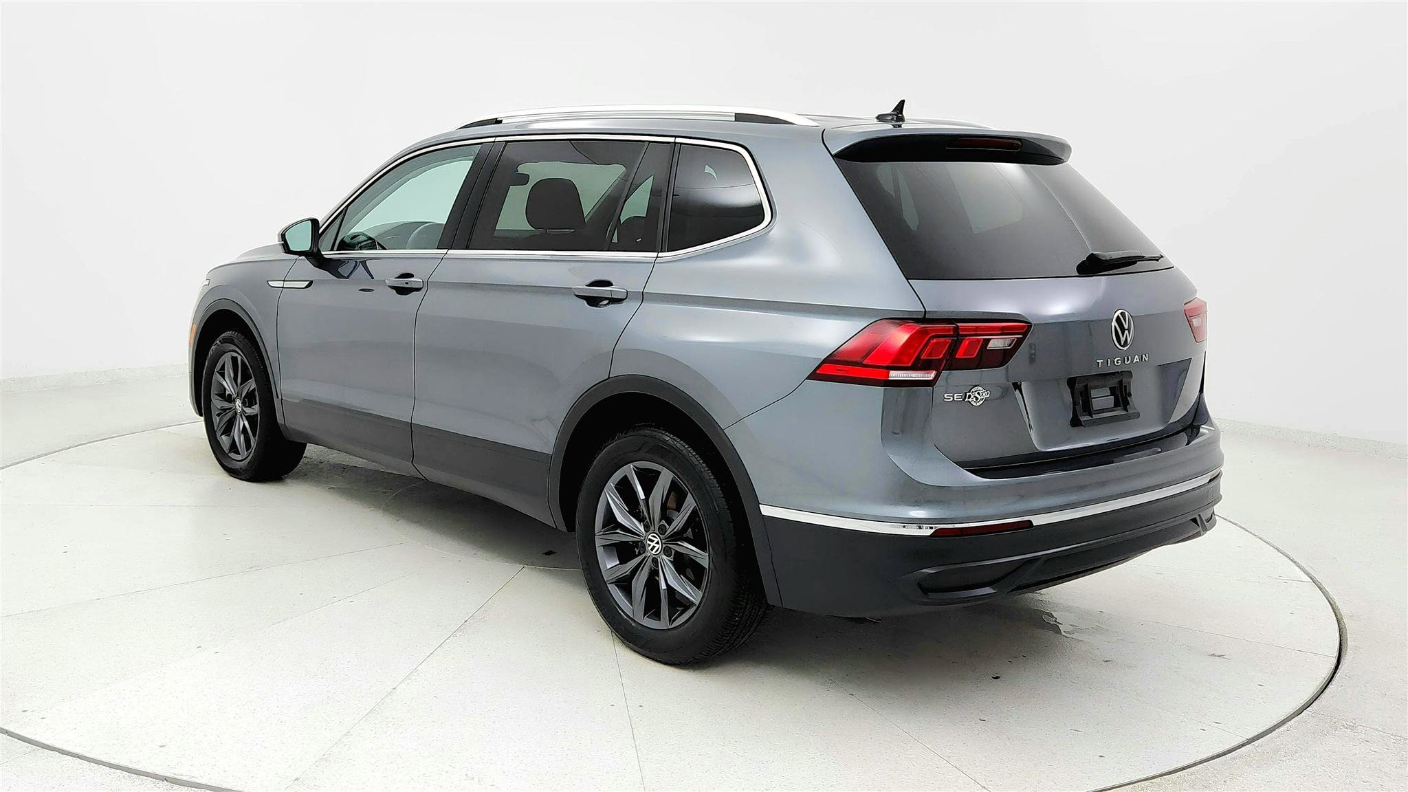 Used 2024 Volkswagen Tiguan SE image 3