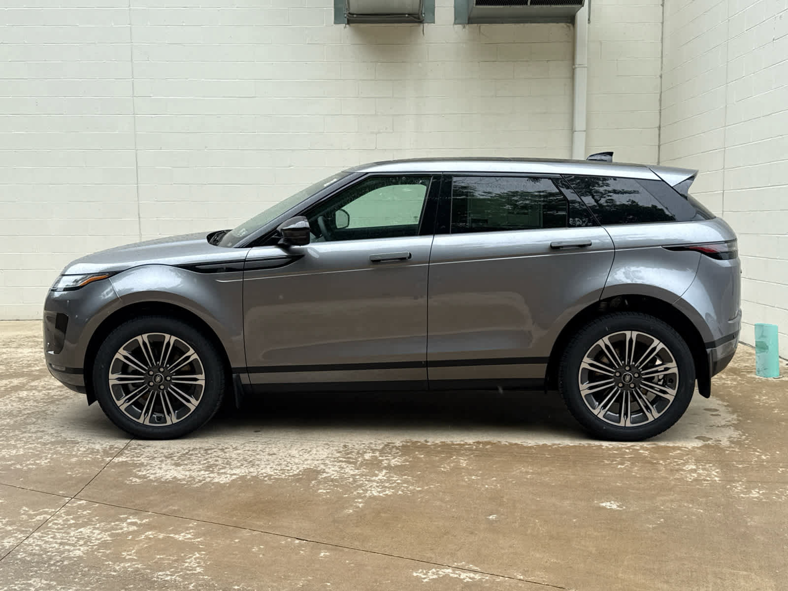 Used 2026 Land Rover Range Rover Evoque S image 5