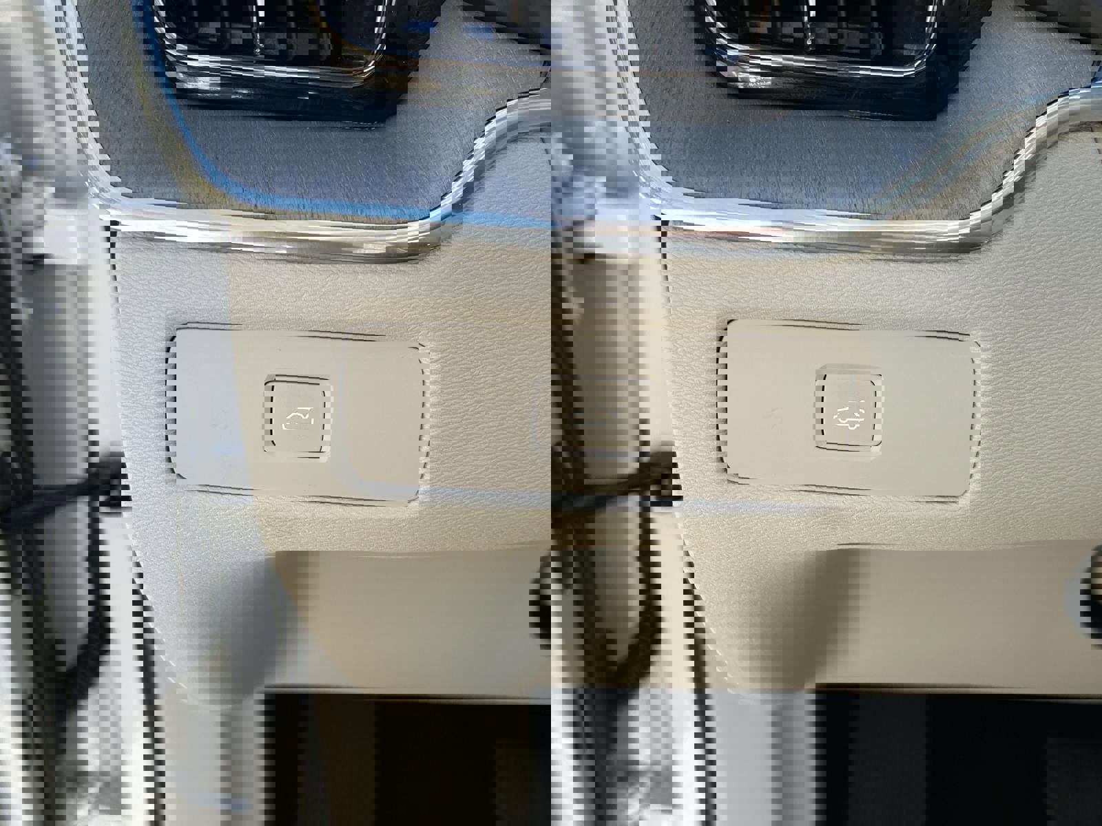 Certified 2023 Volvo XC60 B5 Plus w/ Climate Package image 22