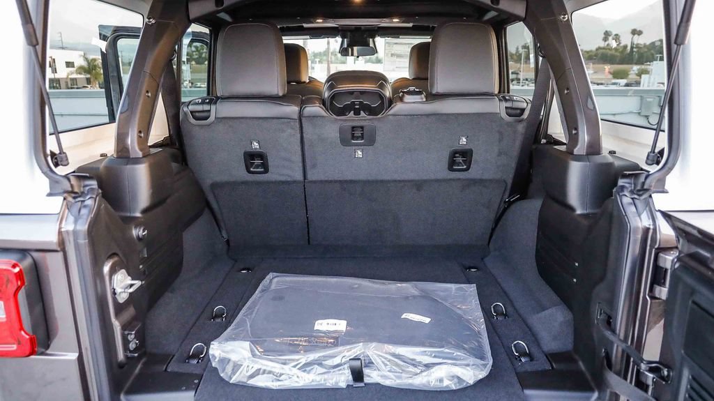 New 2026 Jeep Wrangler Unlimited Rubicon w/ Whitecap Package AWD/4WD image 31