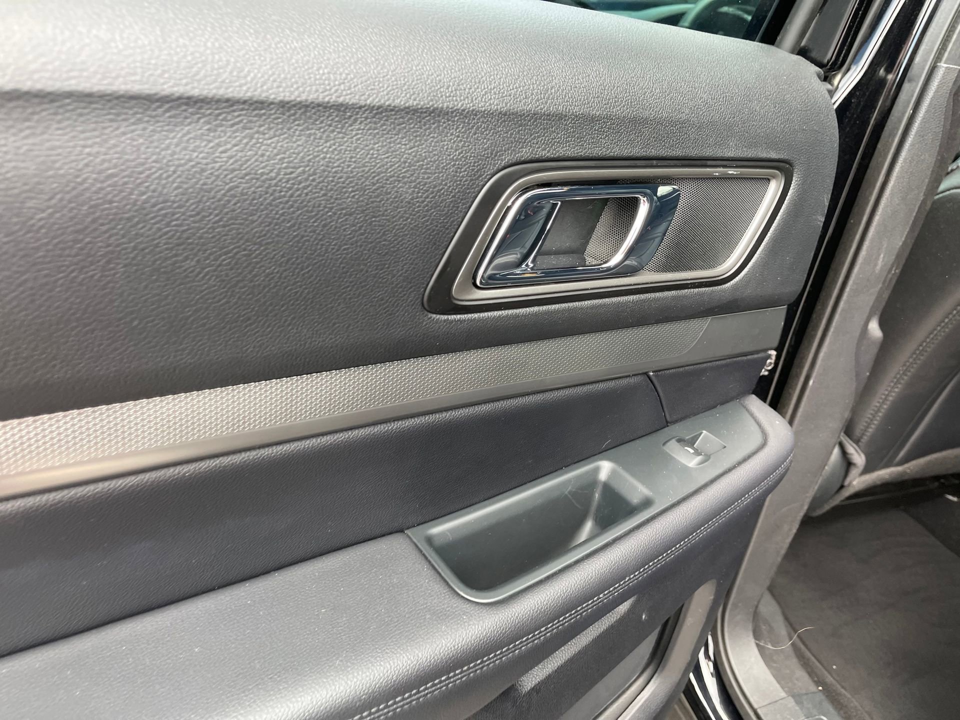 Used 2018 Ford Explorer XLT w/ Equipment Group 202A FWD image 20