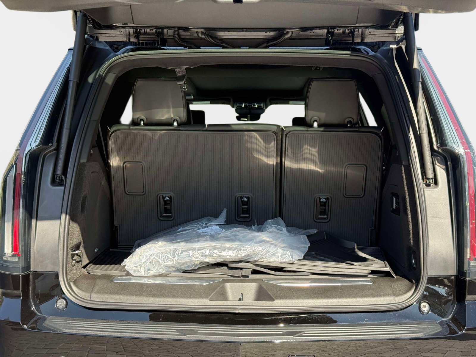 Used 2026 Cadillac Escalade V w/ LPO, ONYX Package image 33