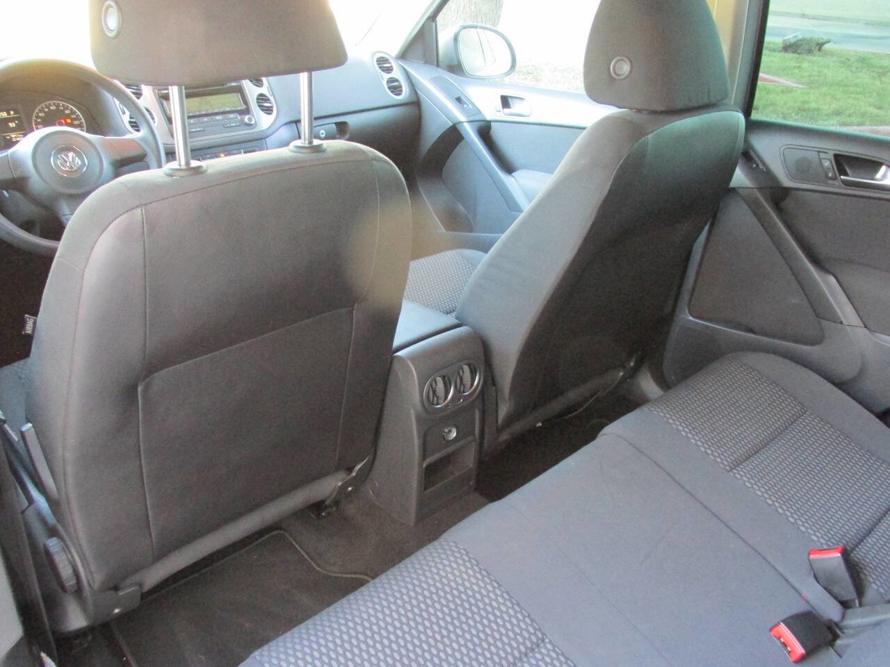 Used 2011 Volkswagen Tiguan S image 16