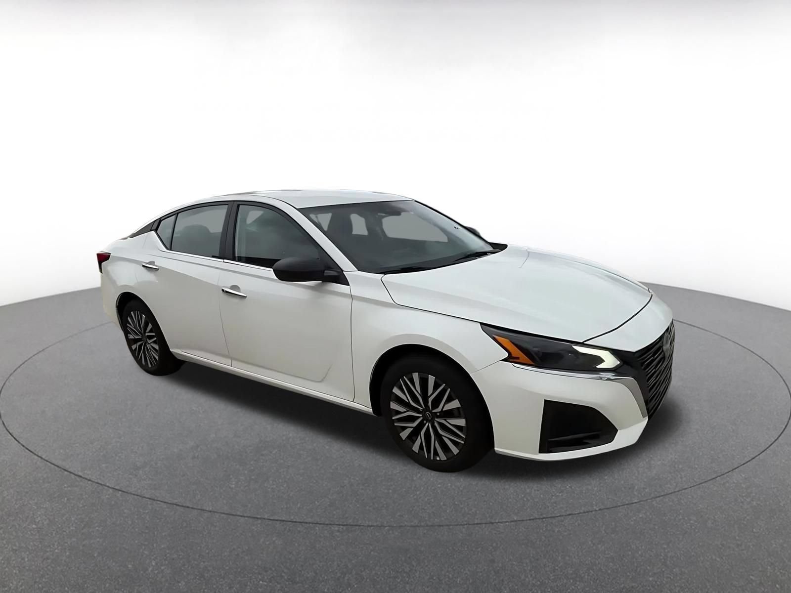 Used 2025 Nissan Altima 2.5 SV FWD image 2