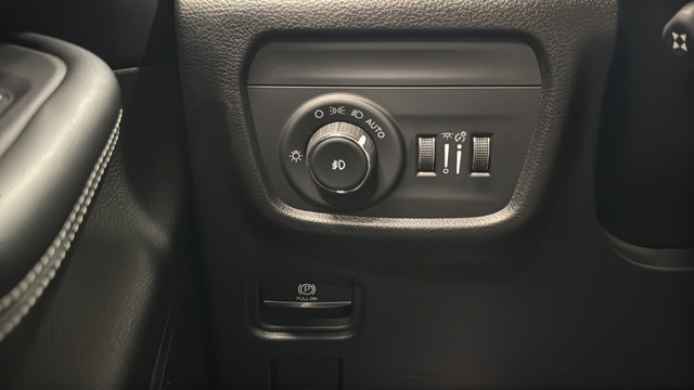 Used 2023 Jeep Grand Cherokee Limited w/ Luxury Tech Group II AWD/4WD image 30
