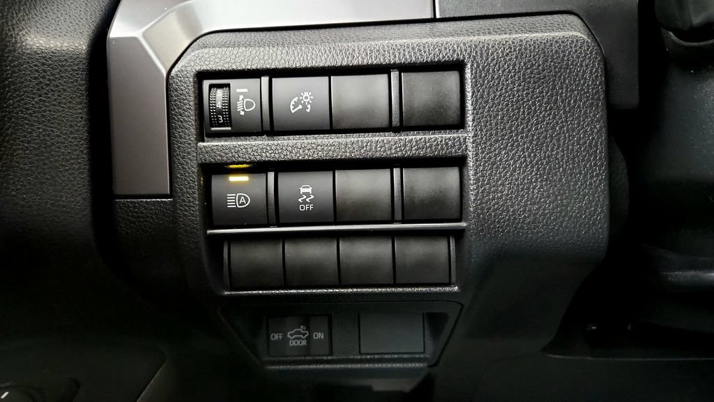 Used 2025 Toyota Tacoma SR5 AWD/4WD image 39
