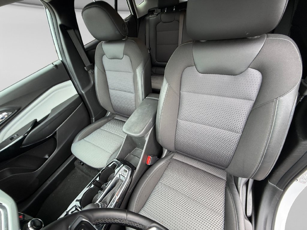 Used 2025 Chevrolet Trax LT w/ LT Convenience Package FWD image 23