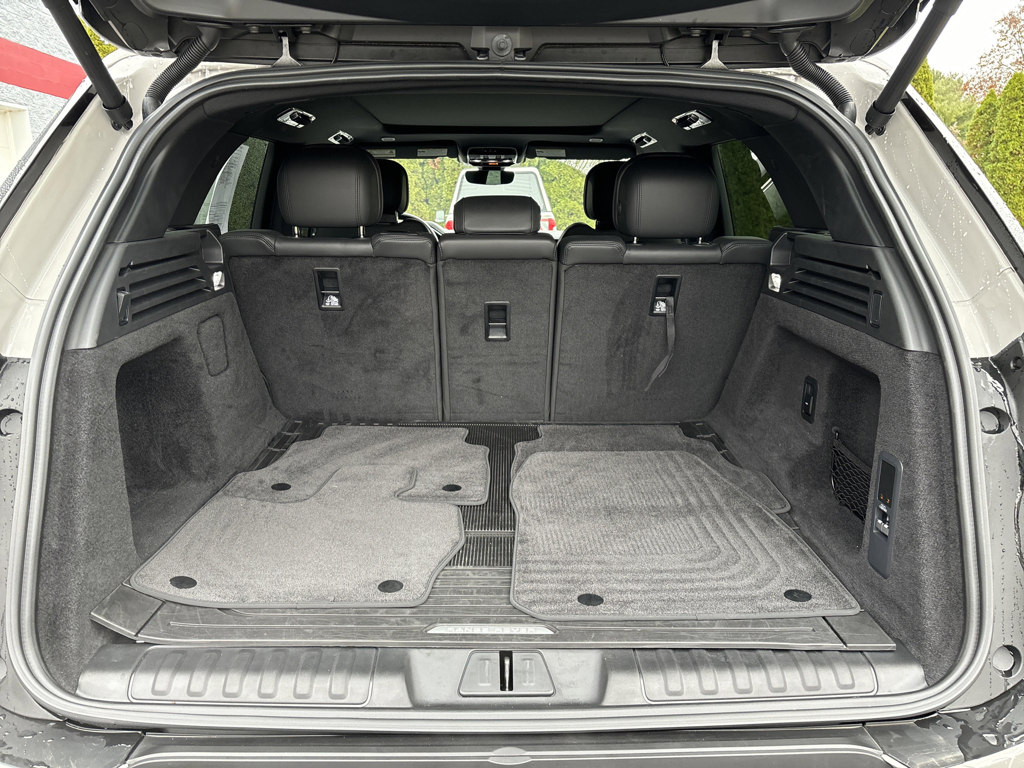 Used 2025 Land Rover Range Rover Sport SE image 5