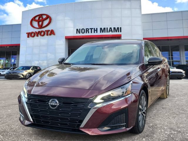 Used 2024 Nissan Altima 2.5 SV FWD image 2