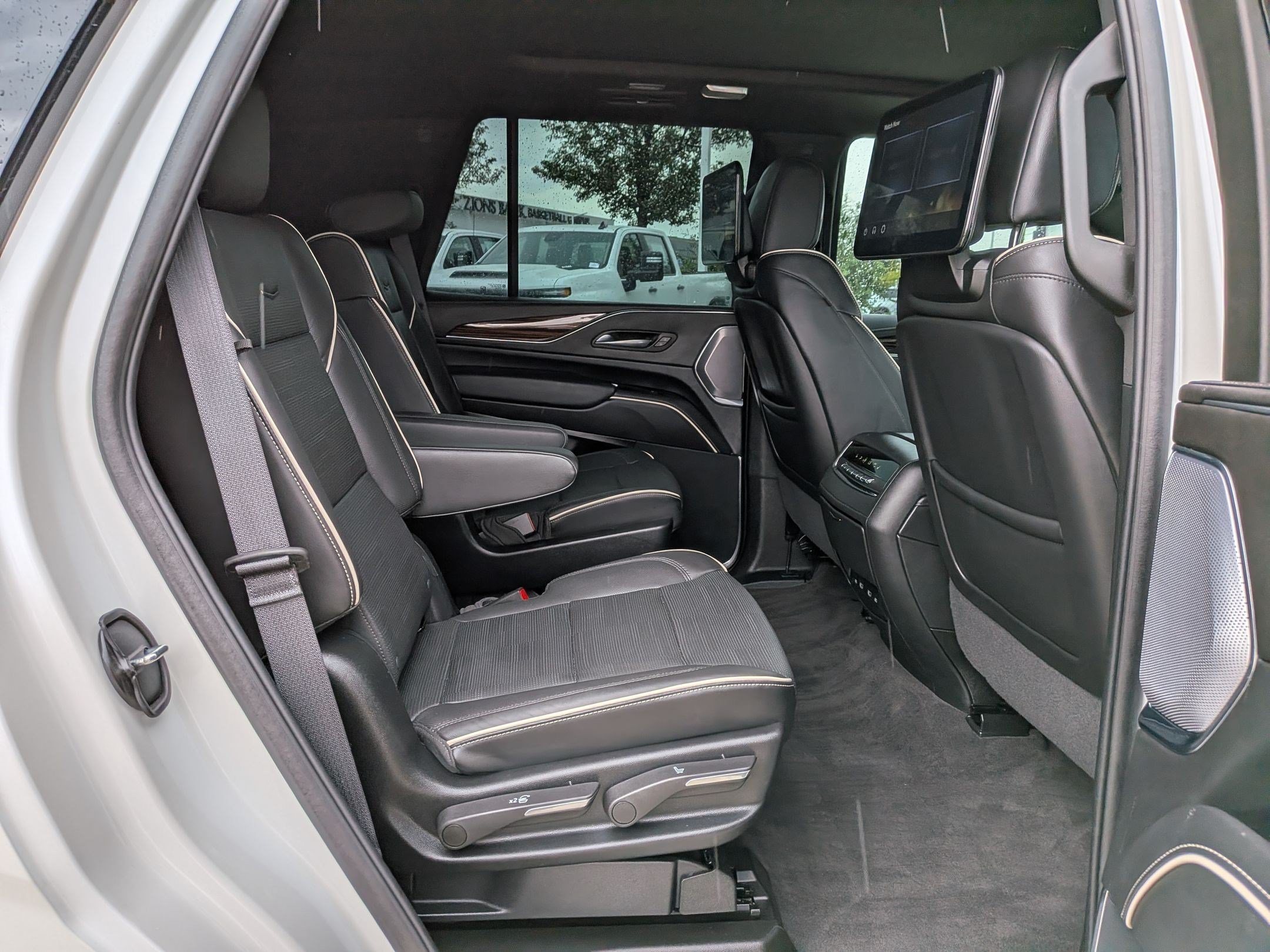 Certified 2024 Cadillac Escalade Premium Luxury w/ Performance Package AWD/4WD image 28