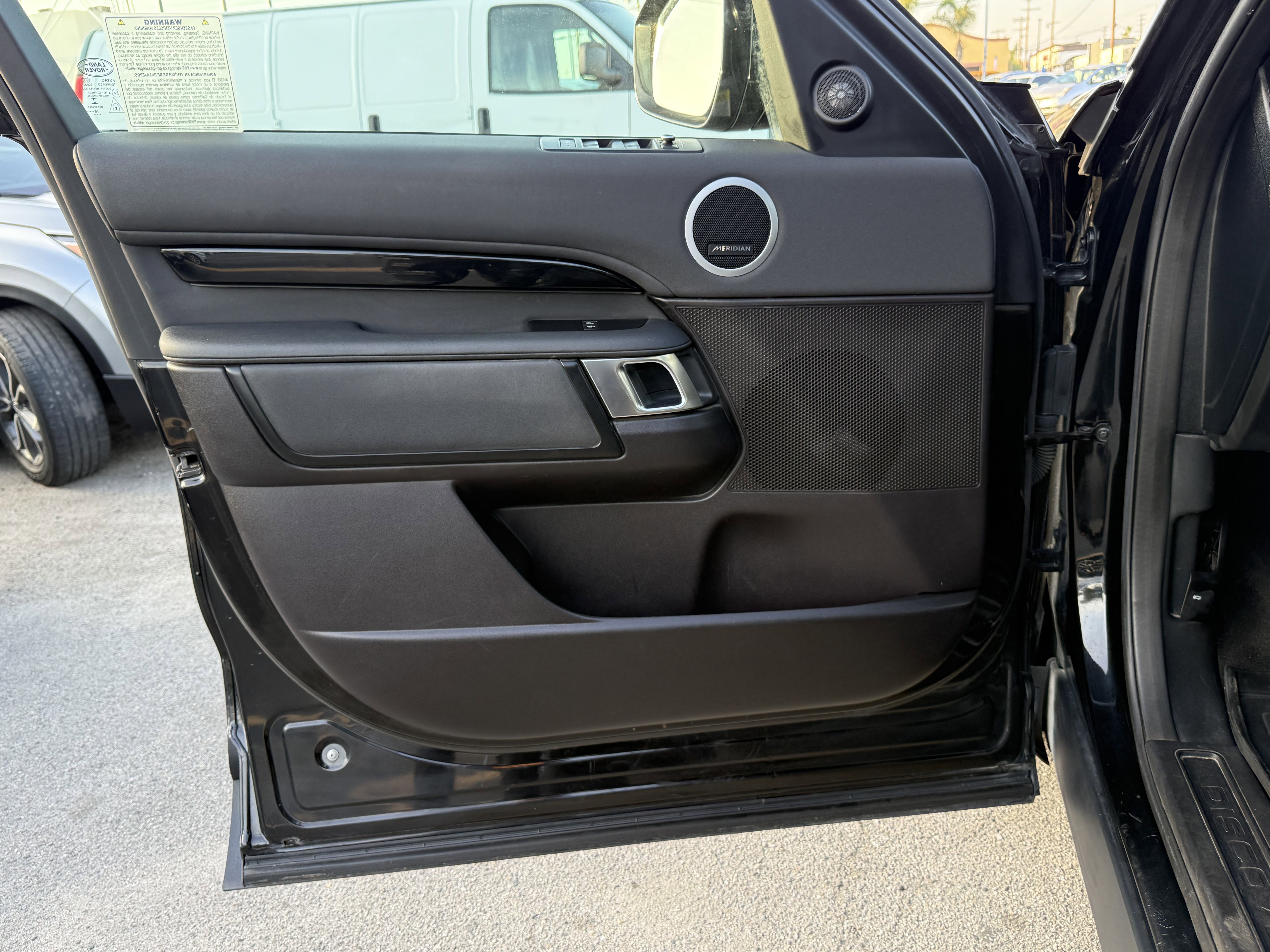 Used 2018 Land Rover Discovery SE image 14