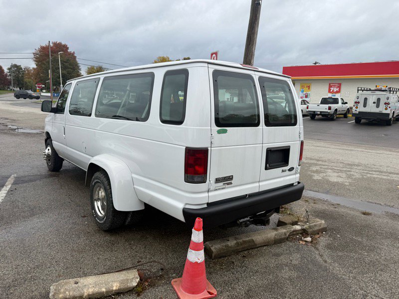 Used 2009 Ford E-350 and Econoline 350 Extended Wagon Super Duty image 3