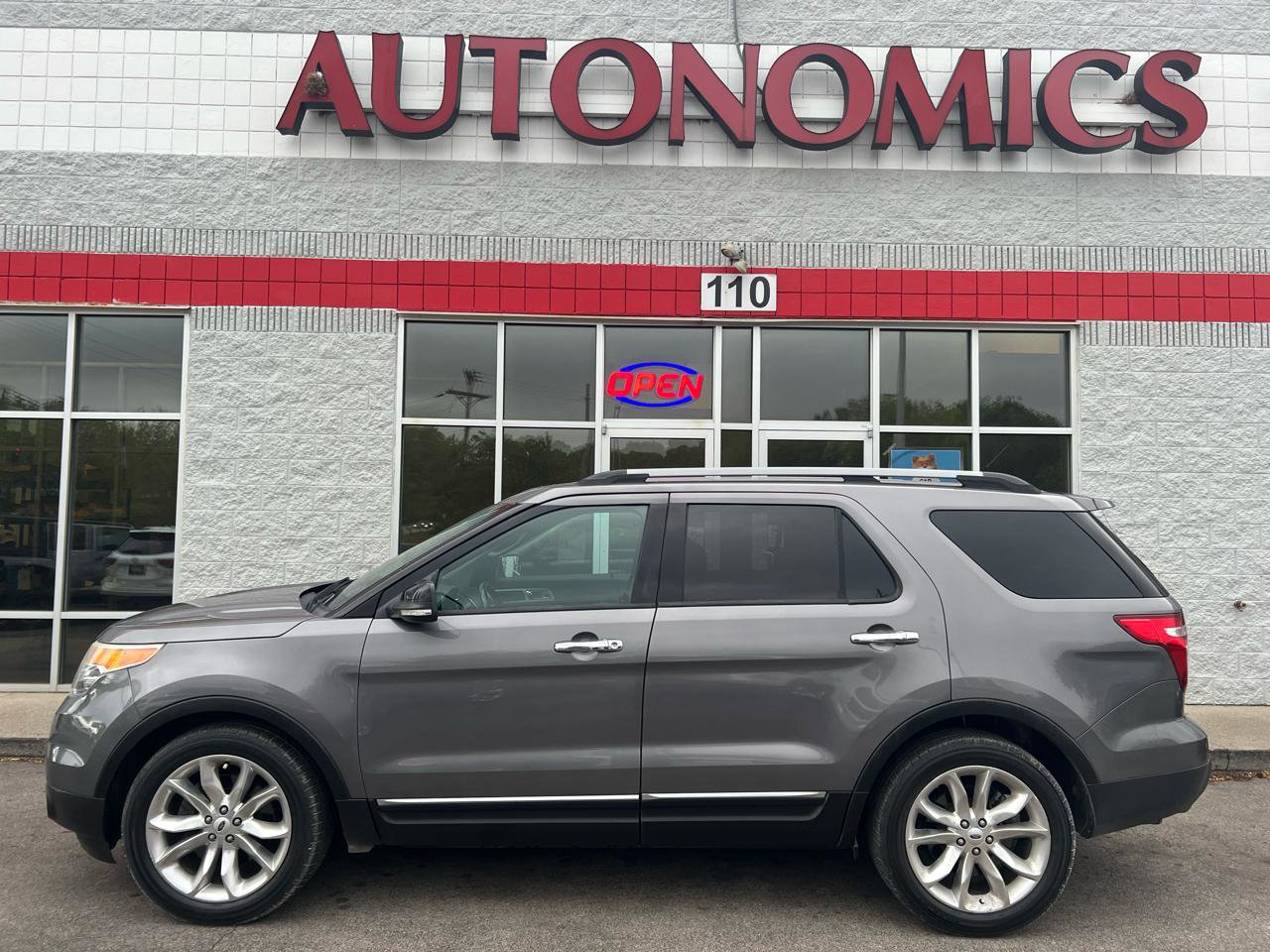 Used 2014 Ford Explorer XLT w/ Equipment Group 202A FWD image 3