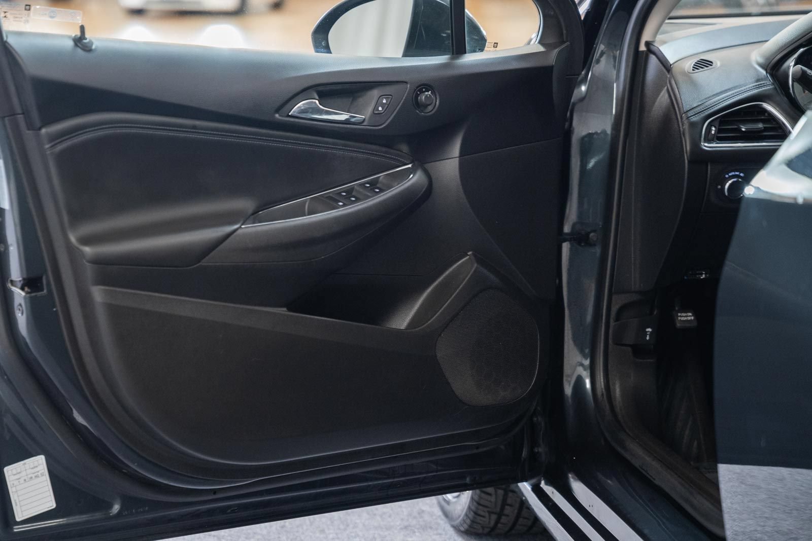 Used 2018 Chevrolet Cruze Premier FWD image 40