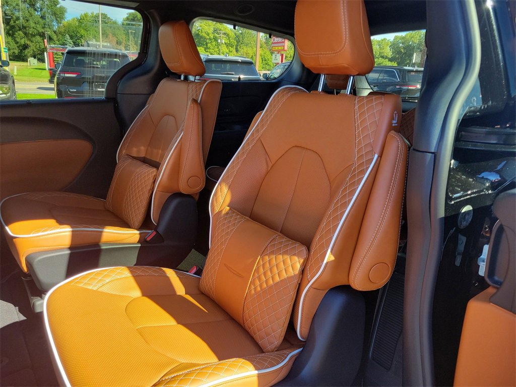 New 2026 Chrysler Pacifica Pinnacle image 13