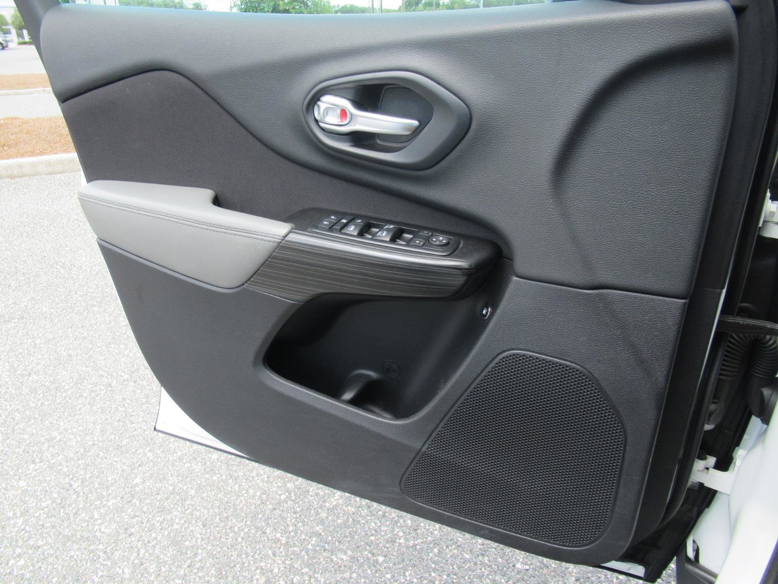 Used 2014 Jeep Cherokee Latitude w/ Comfort/Convenience Group FWD image 18