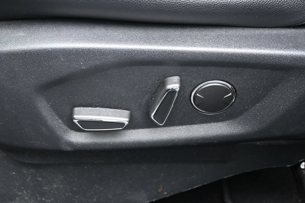 Used 2018 Ford Explorer XLT w/ Equipment Group 202A FWD image 11
