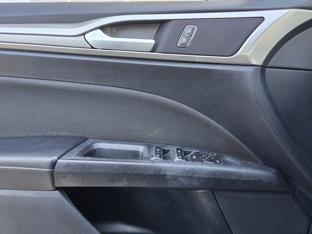 Used 2019 Ford Fusion SE FWD image 16
