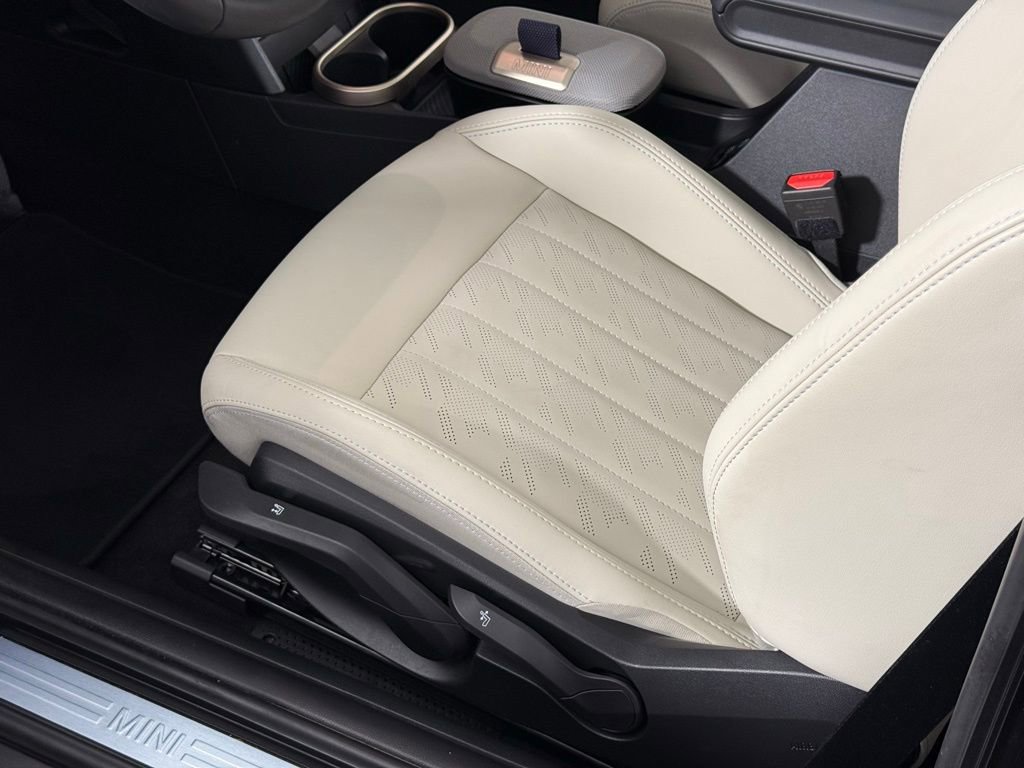 Used 2025 MINI Cooper 2-Door Hardtop FWD image 22
