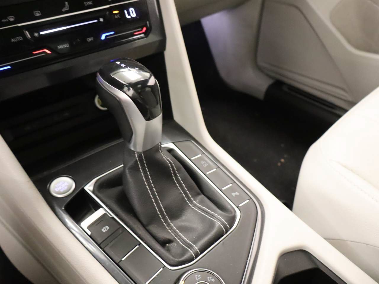 Used 2023 Volkswagen Tiguan SE R-Line AWD/4WD image 9