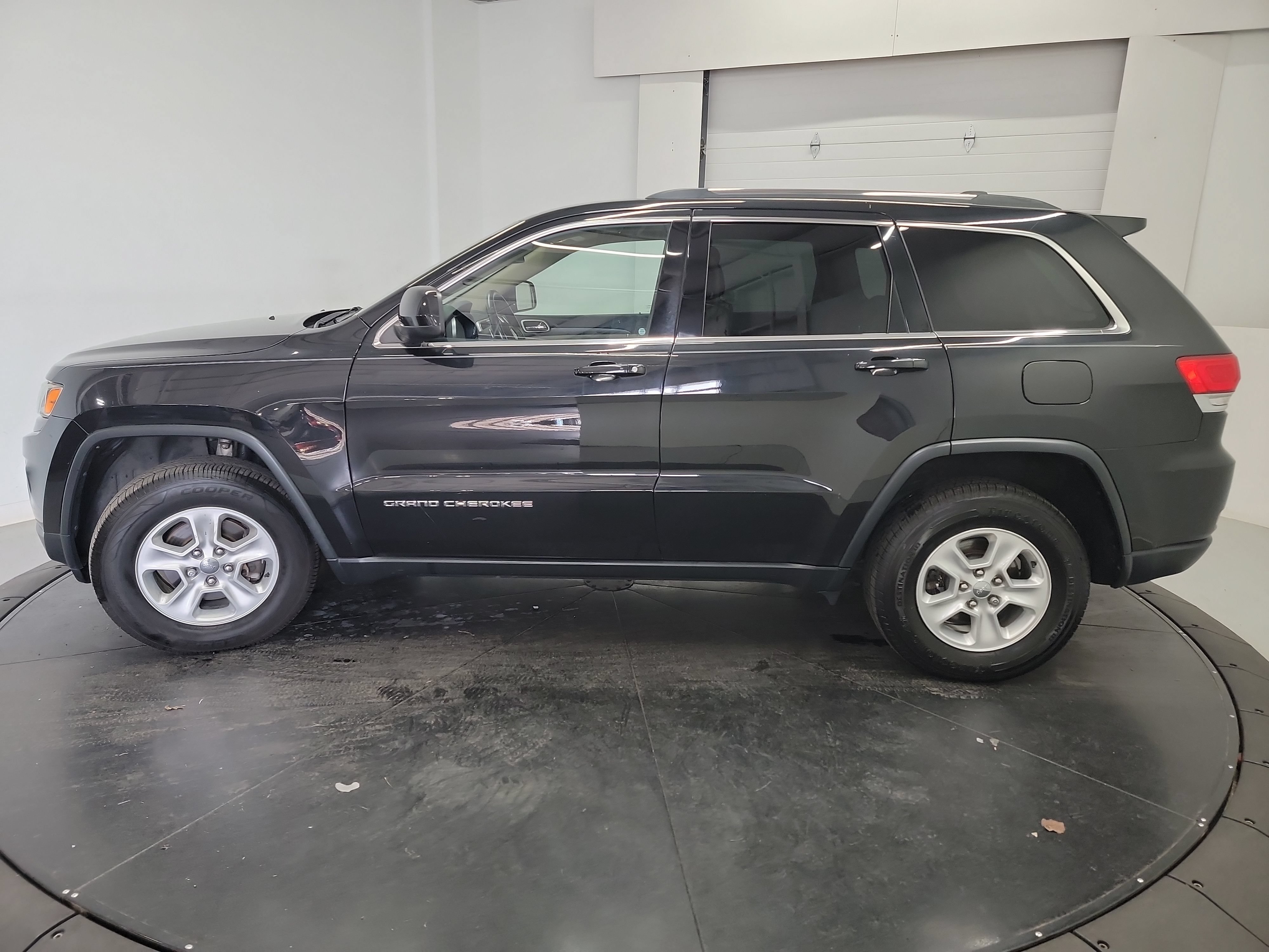 Used 2016 Jeep Grand Cherokee Laredo w/ Quick Order Package 23E AWD/4WD image 4