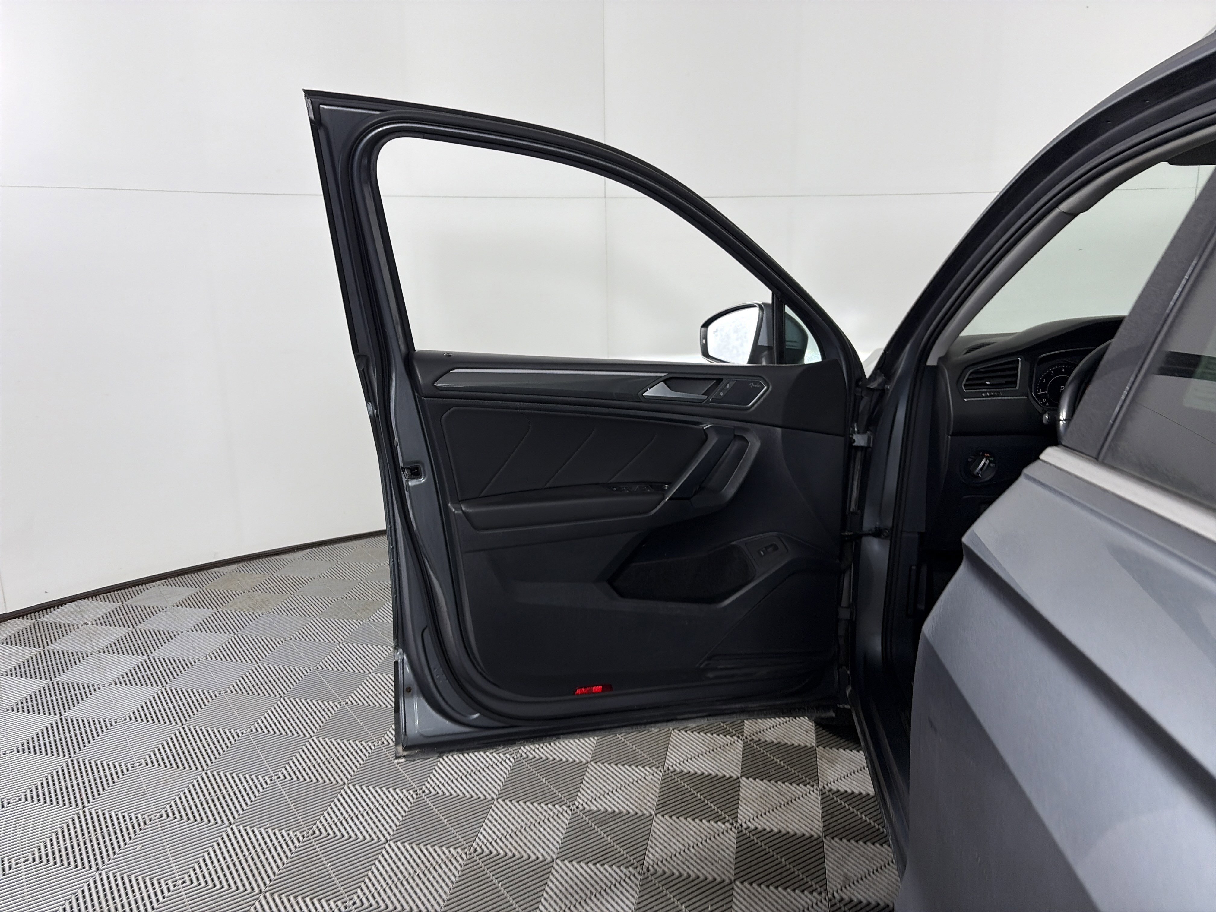 Used 2019 Volkswagen Tiguan SEL Premium image 17