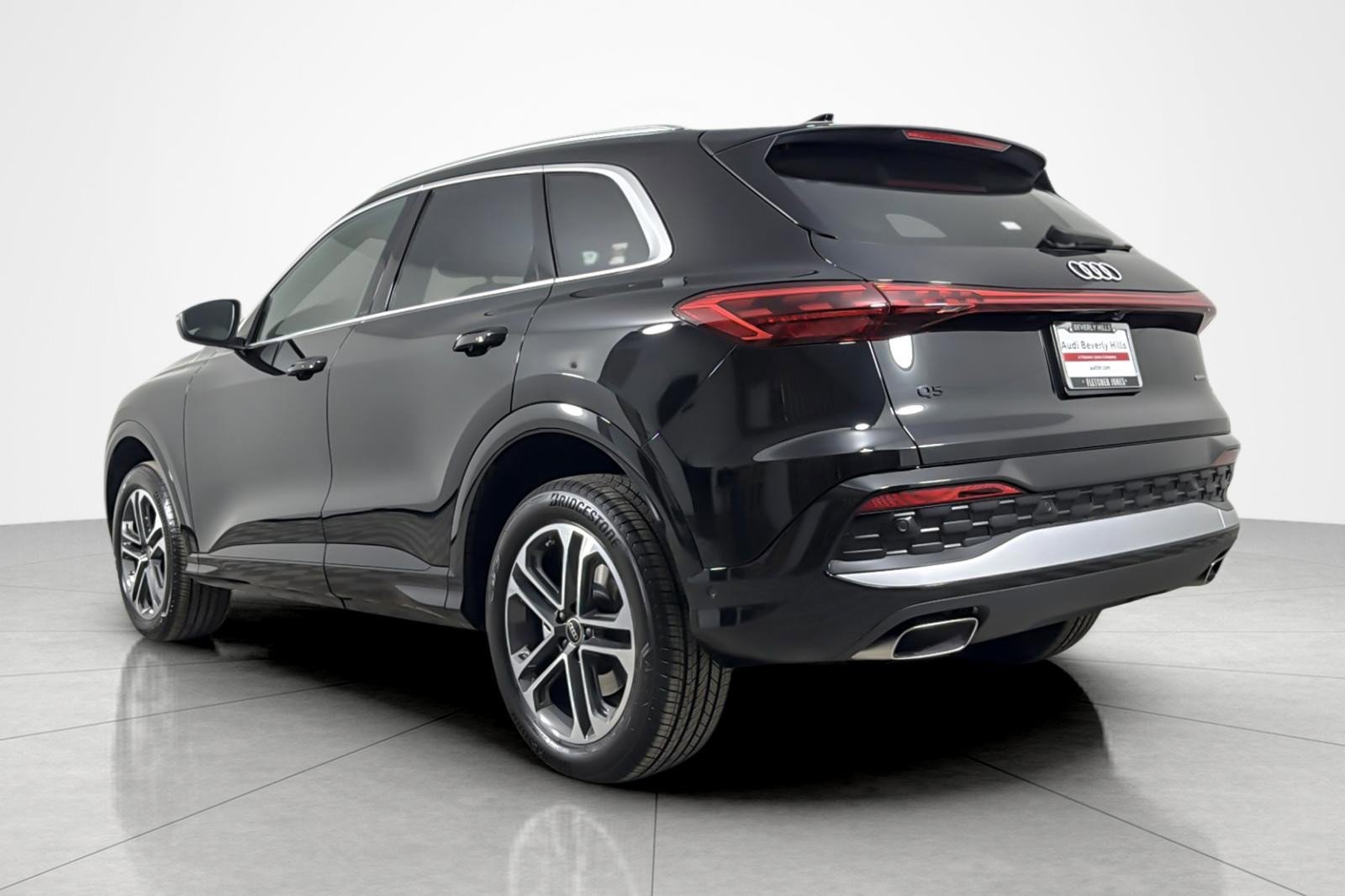 Used 2025 Audi Q5 Premium w/ Convenience Package image 3