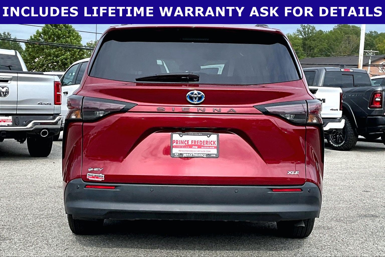 Used 2025 Toyota Sienna XLE FWD image 4