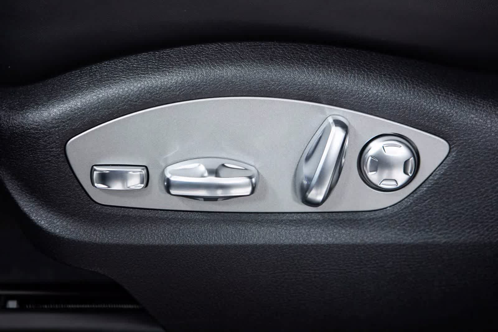Certified 2026 Porsche Macan AWD/4WD image 24