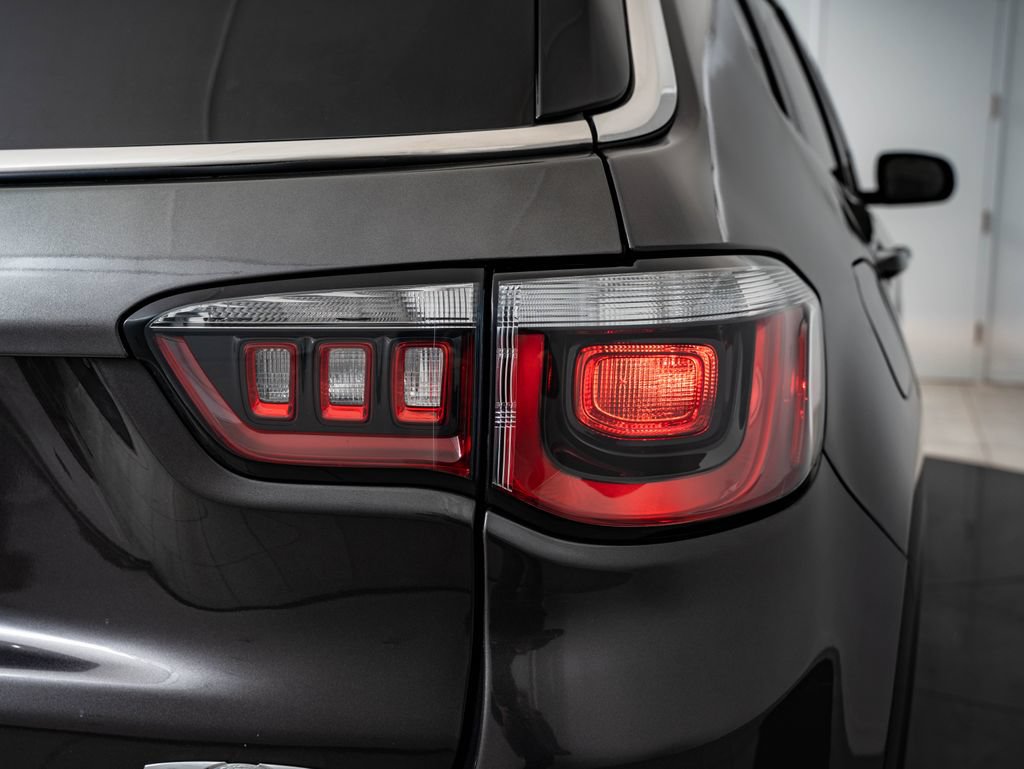 Used 2018 Jeep Compass Latitude w/ Popular Equipment Group AWD/4WD image 9