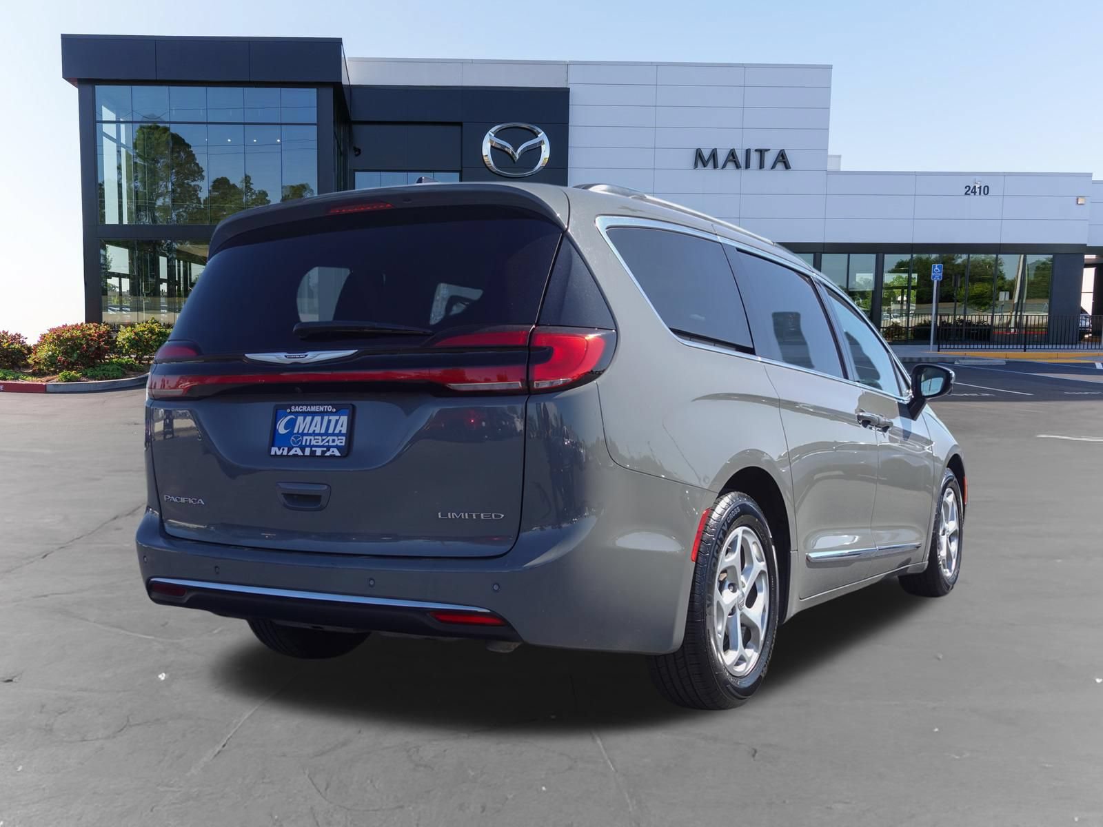 Used 2023 Chrysler Pacifica Limited FWD image 3