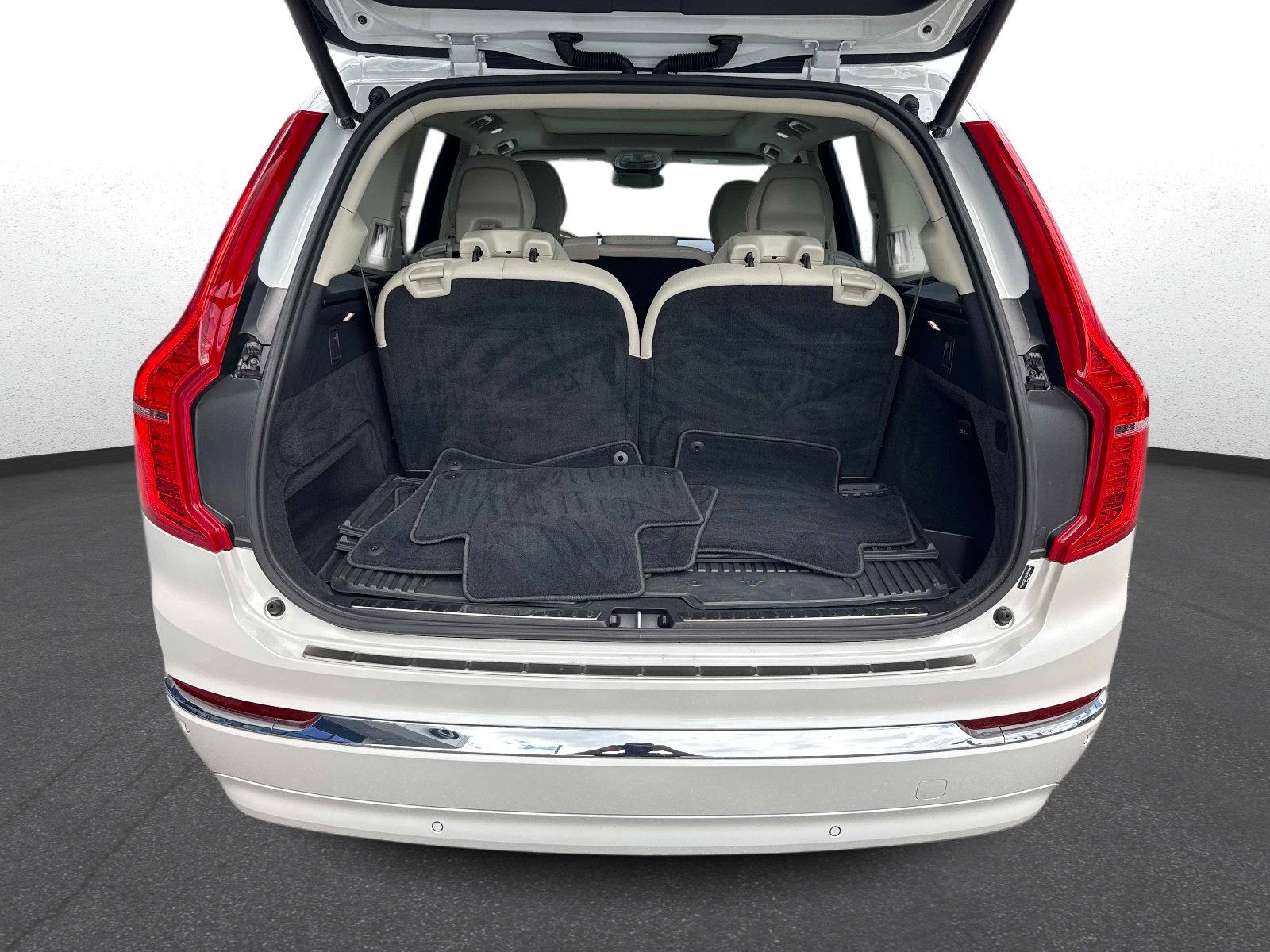 Used 2025 Volvo XC90 B5 Core w/ Protection Package Premier AWD/4WD image 11