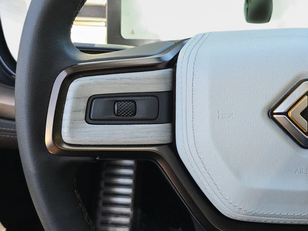 Used 2025 Rivian R1S Premium AWD/4WD image 24