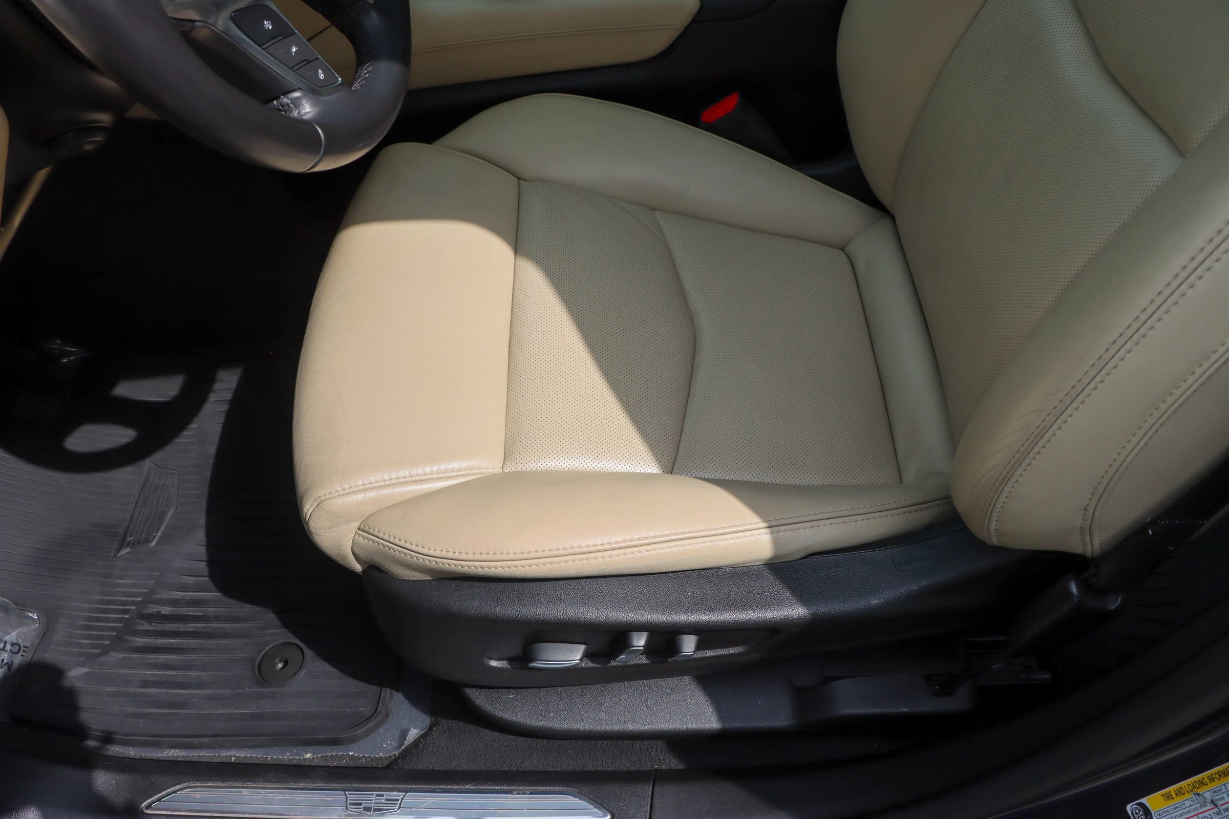 Used 2018 Cadillac XT5 Luxury w/ Driver Awareness Package FWD image 16