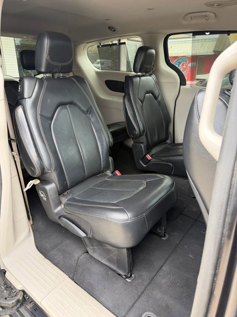 Used 2017 Chrysler Pacifica Limited image 26