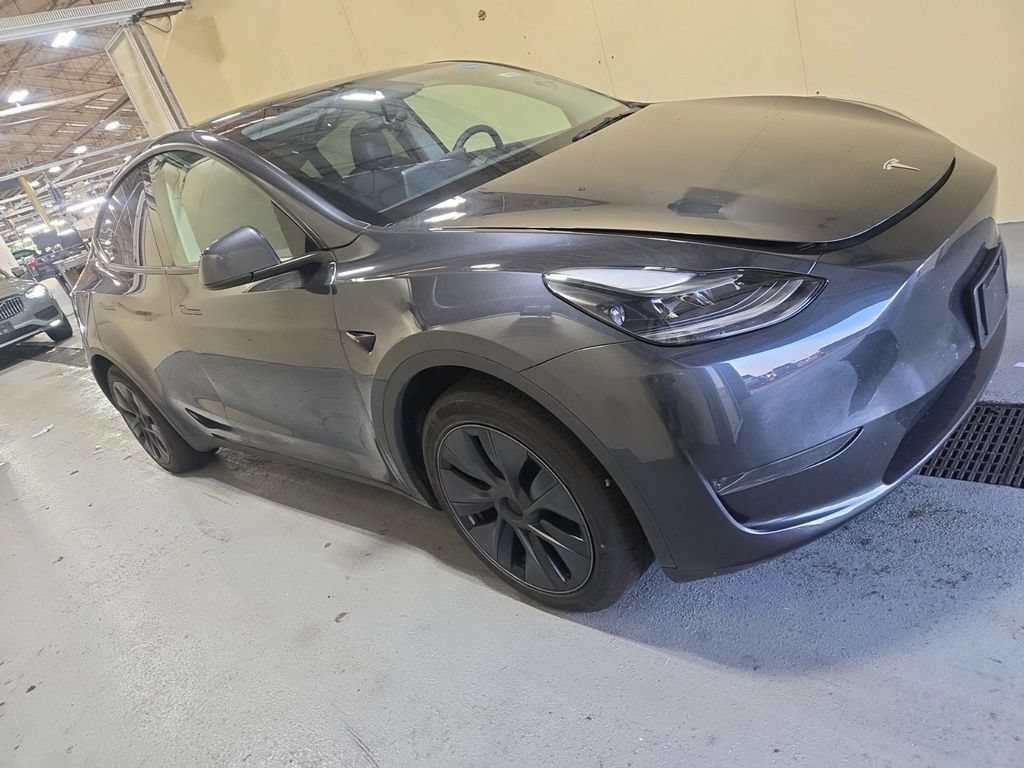 Used 2024 Tesla Model Y Long Range RWD image 3