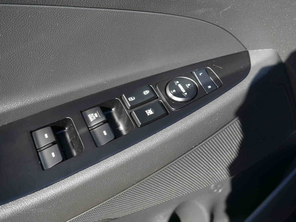 Used 2020 Hyundai Tucson SE w/ Winter Weather Package image 28