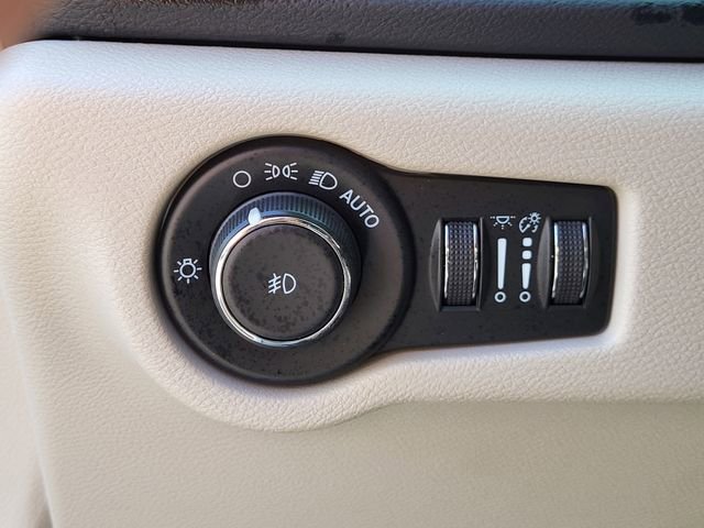 Used 2024 Chrysler Pacifica Touring-L image 9