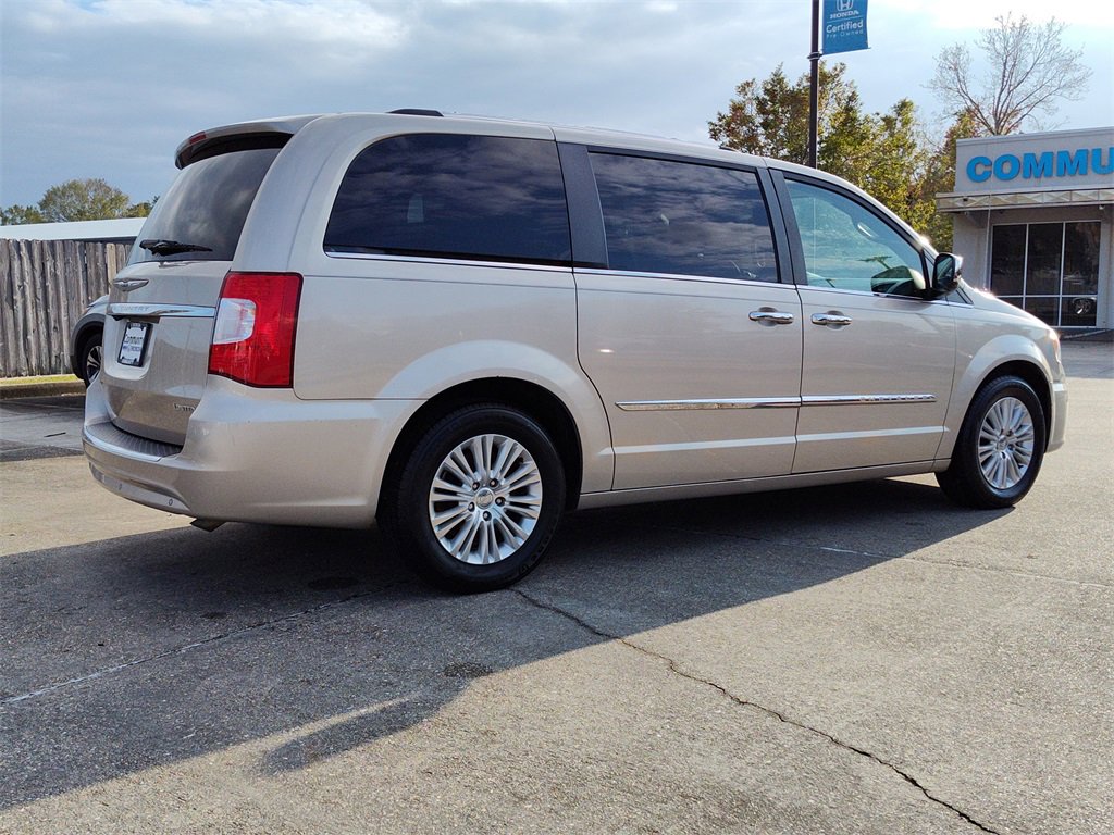 Used 2012 Chrysler Town & Country Limited w/ Luxury Group image 12