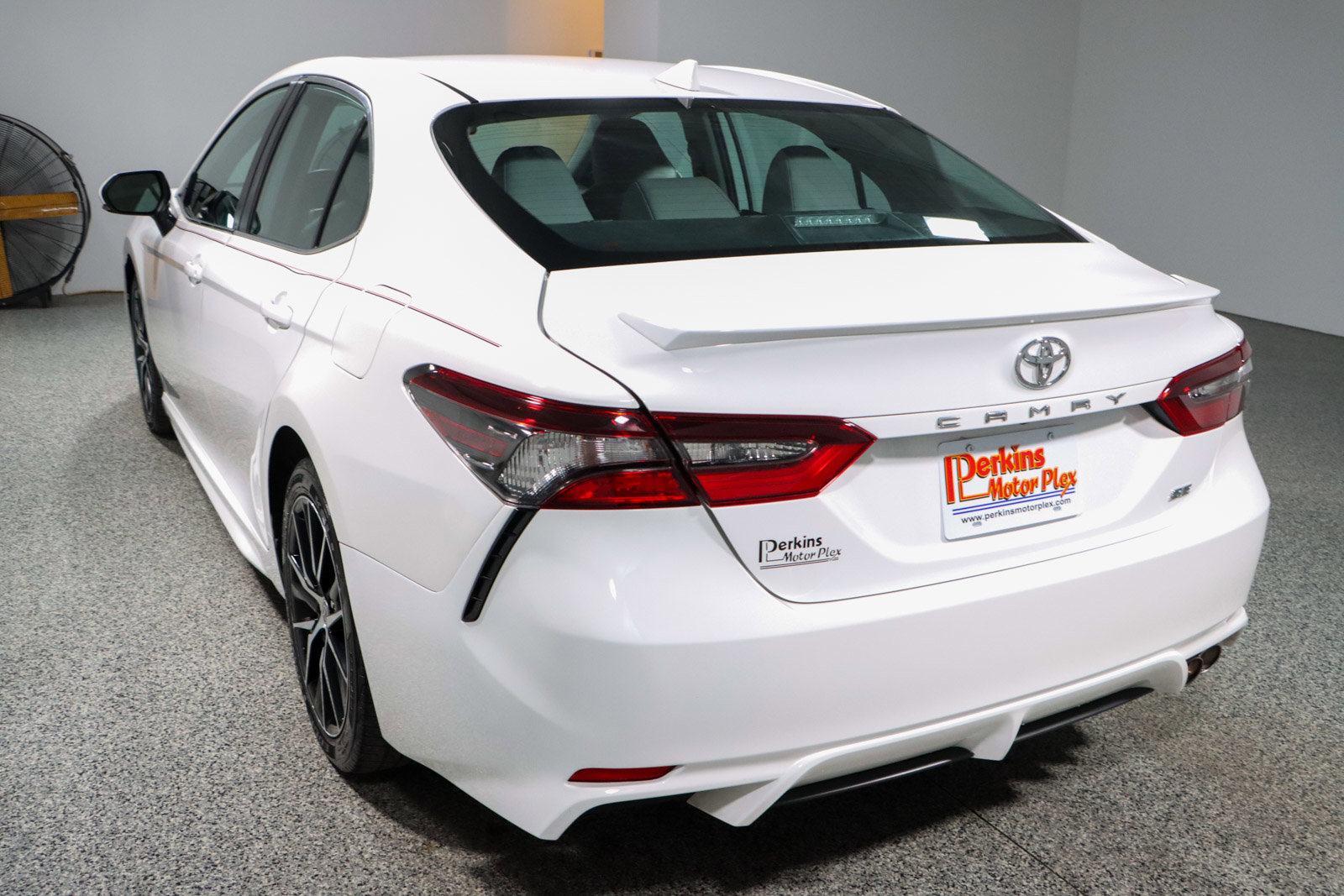 Used 2023 Toyota Camry SE FWD image 9