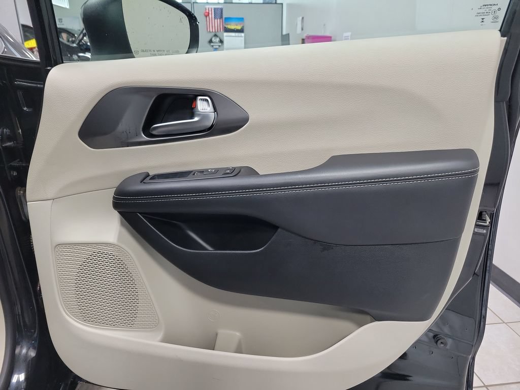 Certified 2023 Chrysler Pacifica Touring-L FWD image 22