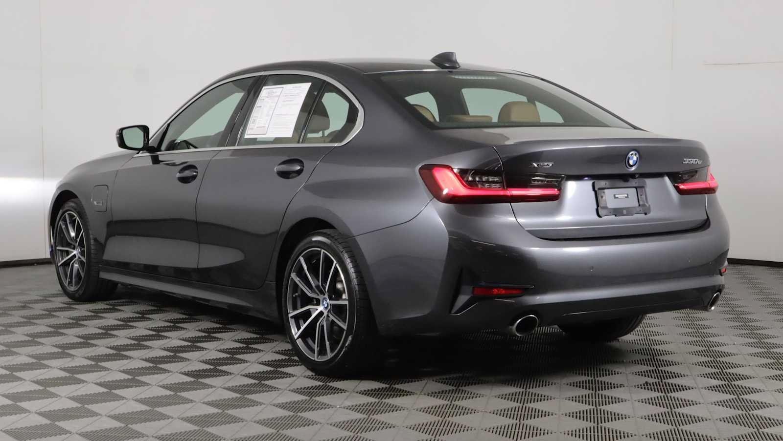 Used 2022 BMW 330e xDrive w/ Premium Package AWD/4WD image 4