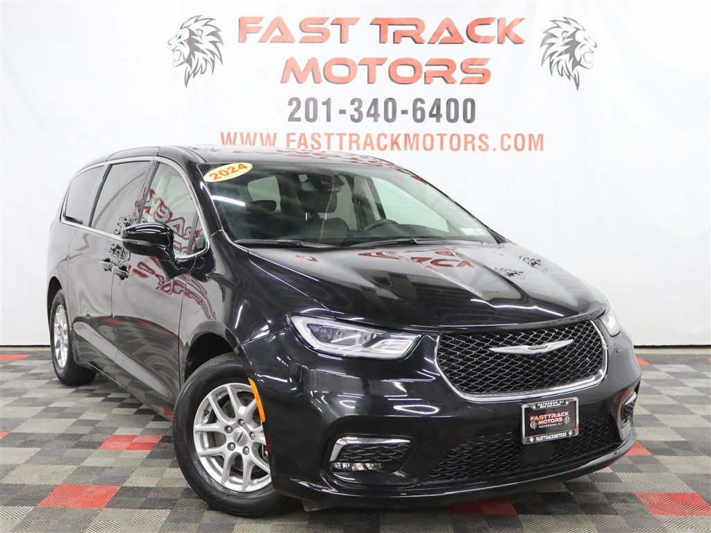 Used 2024 Chrysler Pacifica Touring-L FWD image 3