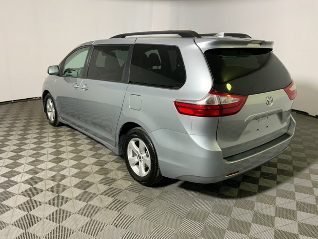 Used 2019 Toyota Sienna LE w/ LE Preferred Package image 12