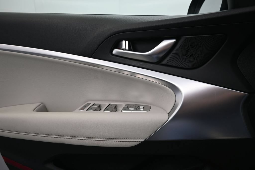 Used 2025 Genesis G70 2.5T RWD image 16