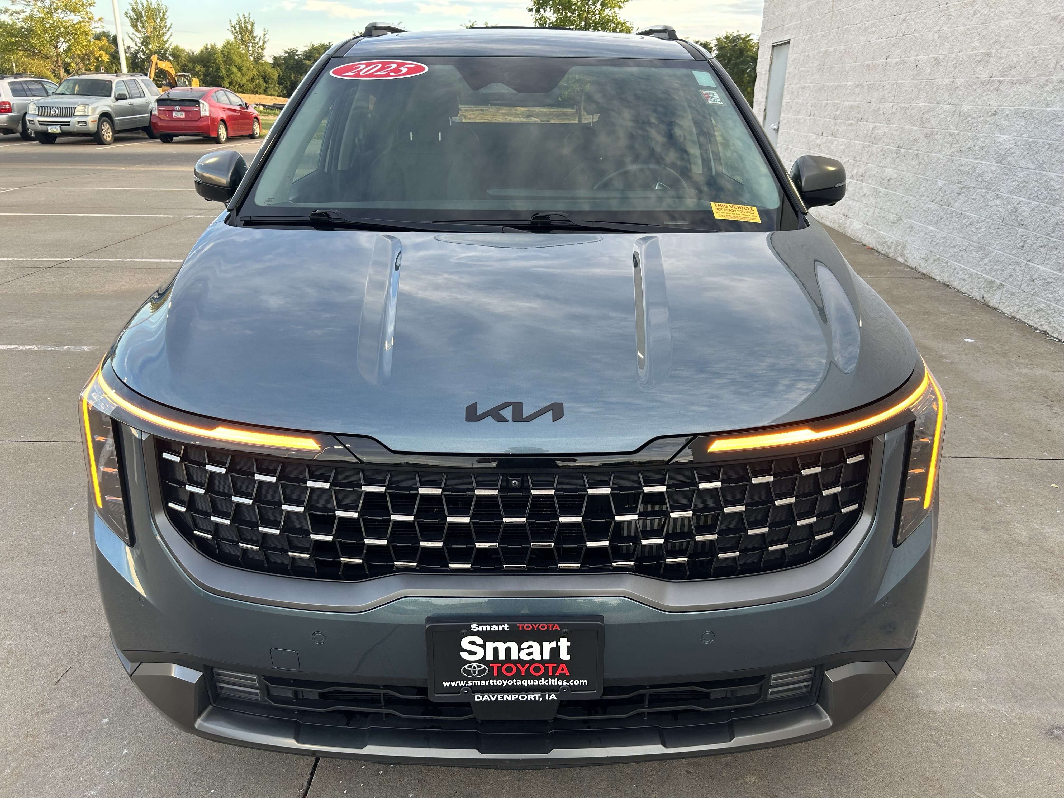 Used 2025 Kia Carnival SX w/ SX Dark Edition Package FWD image 2