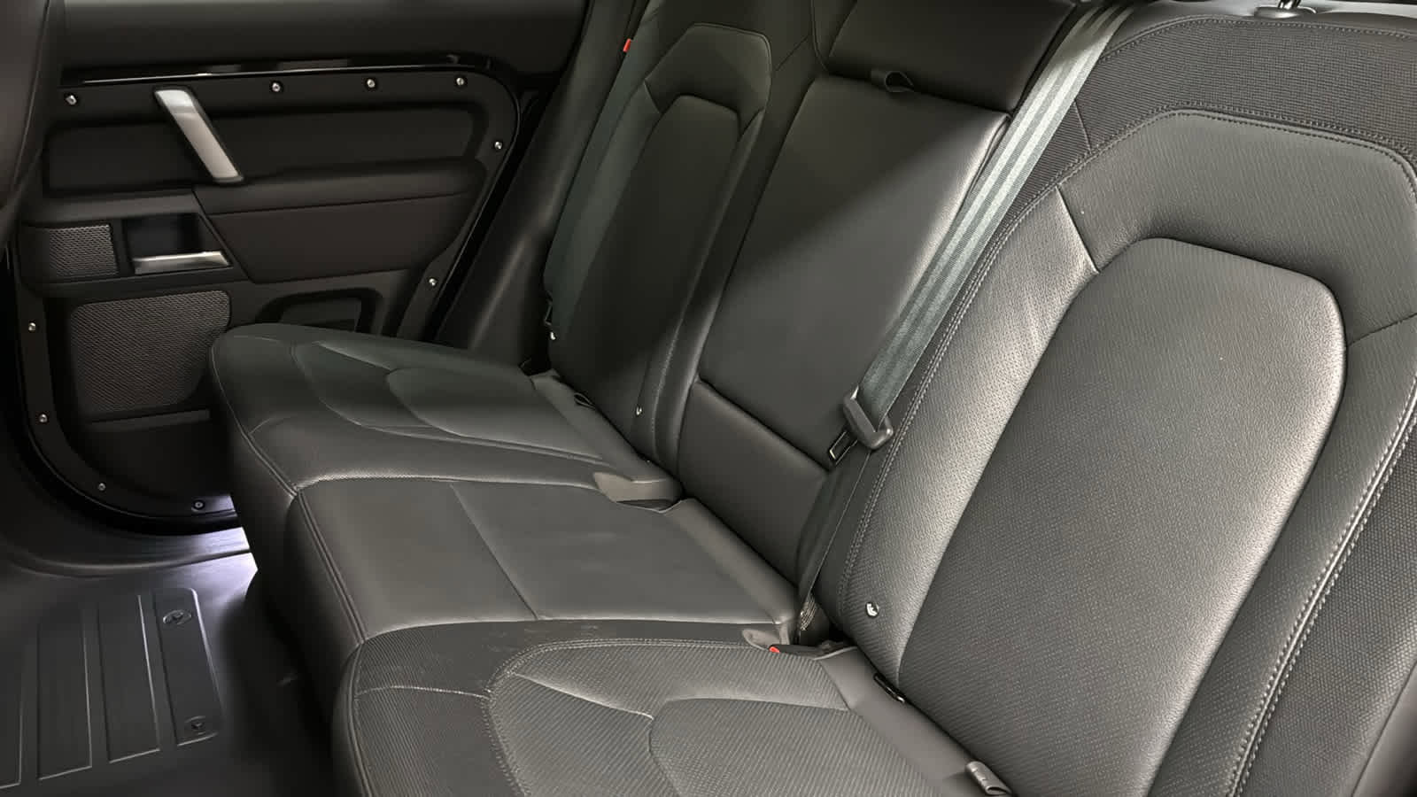 Used 2024 Land Rover Defender 110 X-Dynamic SE AWD/4WD image 28