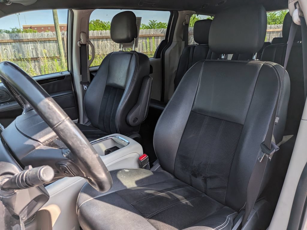 Used 2017 Dodge Grand Caravan SXT w/ Driver Convenience Group FWD image 11
