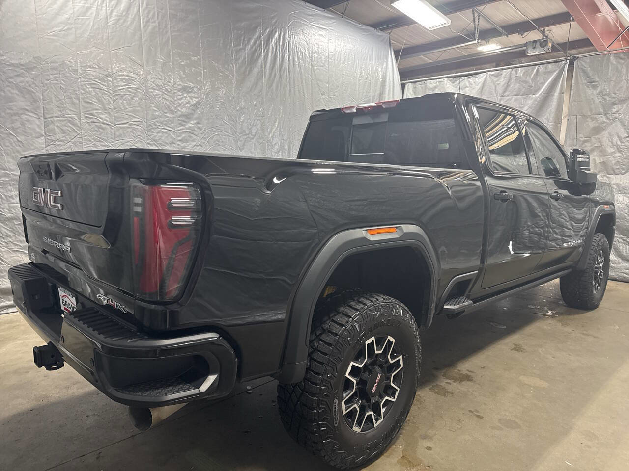 Used 2025 GMC Sierra 2500 AT4X image 4